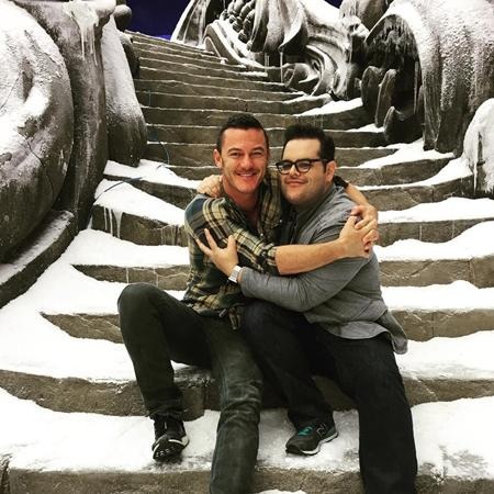 Khi các sao cực nhắng nhít trên phim trường - 4 “Bỏ rơi” nàng Belle, hai diễn viên Luke Evans và Josh Gad của bộ phim “Beauty and the Beast” mới thực sự là “chân ái” dành cho nhau