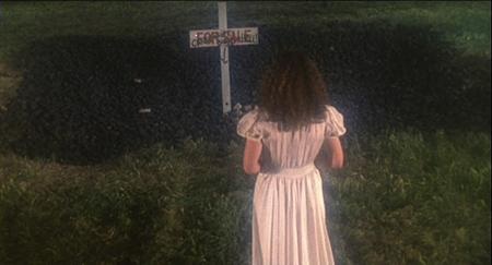 Sống với một bà mẹ cuồng tín và ham mê tà giáo, Carrie White, nhân vật chính của bộ phim là một cô gái nhút nhát, khép kín và thường là đối tượng bị bắt nạt ở trường. Cho đến một ngày, chính những kẻ thường bắt nạt Carrie lại phải hứng chịu kết cục kinh hoàng từ nạn nhân của chúng. Và ngay lúc khán giả lầm tưởng rằng bộ phim đã đến hồi kết thúc cũng như mọi cảnh tượng giật gân đều đã qua đi thì đạo diễn Brian De Palma lại bất ngờ hé lộ một sự thật khiến ai ai cũng phải giật mình “thon thót”.