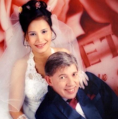 Người đàn ông kết hôn lần thứ 9 cùng cô gái kém 42 tuổi - 3 Ron nhận xét người vợ thứ 7 là một người rất đáng yêu nhưng “khá điên cuồng”