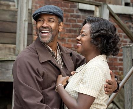 Những bom tấn điện ảnh không thể không xem trong dịp cuối năm - 3 Trong “Fences”, Viola Davis cùng Denzel Washington đã tái hiện vai diễn trong vở kịch cùng tên của August Wilson, tác phẩm từng mang lại chiến thắng tại giải Tony 2010 cho bộ đôi trên. Dù chưa chính thức ra mắt khán giả nhưng nhiều ý kiến đã đánh giá, Viola Davis sẽ tiếp tục là một gương mặt đề cử “sừng sỏ” của mùa Oscar năm sau.