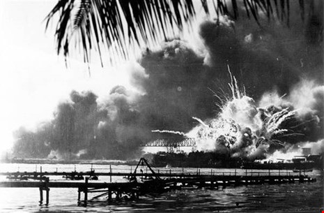 Mỹ tưởng niệm 75 năm "ác mộng" Trân Châu Cảng - 4 Tàu khu trục USS Shaw của Mỹ ở Trân Châu Cảng phát nổ vì trúng bom từ máy bay Nhật ném xuống ngày 7-12-1941. Ảnh: GETTY IMAGES