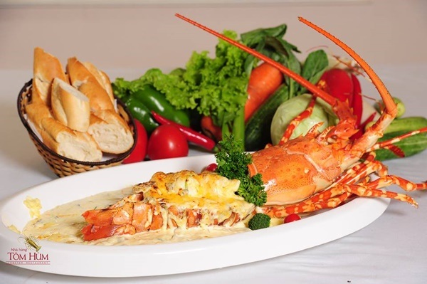 Đón Giáng sinh ấm áp bên bàn tiệc tôm hùm trong biệt thự Pháp - 3 Thực đơn của Nhà hàng Tôm hùm vô cùng phong phú, ổi bật trong đó là set tôm hùm “ 8 MÓN” bao gồm: Tiết canh tôm hùm (tôm hùm đang bơi, cắt tiết tại bàn); Tôm hùm nướng bơ tỏi hoặc tôm hùm bỏ lô phô mai với kem tươi; Cháo đầu tôm; Soup hải sản; Hàu nướng mỡ hành/ hoặc ăn gỏi; Sò điệp nướng muối ớt; Salad rau trộn; Hoa quả tráng miệng.