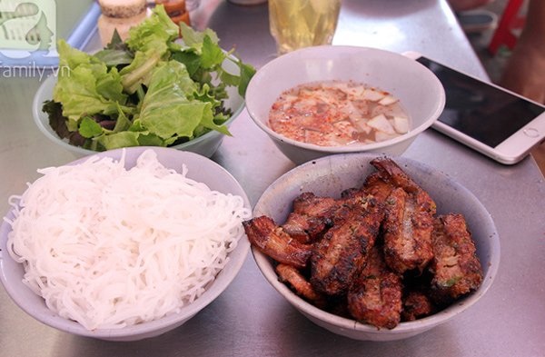 Đi canh giờ, xếp hàng chờ ghế: Quán ăn 'không nhanh hết phần' - 6
Suất bún chả thơm ngon.