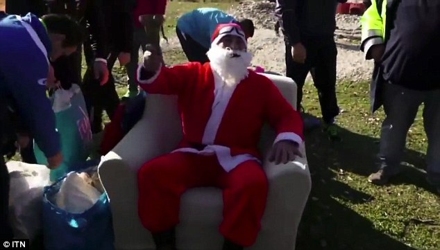 Họ mang quà và tiền ủng hộ tới, thay mặt cho Hiệp hội nhảy dù quốc gia Italy