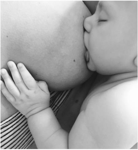 Thiên thần nội y lớn tiếng đòi quyền lợi cho các bà mẹ - 3 … và càng không thấy ngượng ngùng với chuyện cho con bú