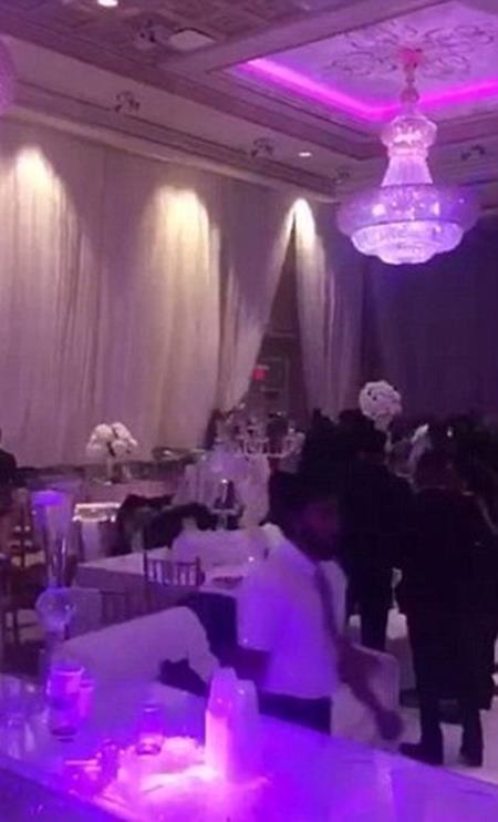 Đám cưới thành cuộc ẩu đả vì lộ video nóng của cô dâu - 3 Nhân viên tổ chức sự kiện cũng không biết phải làm gì để kiềm chế đám đông