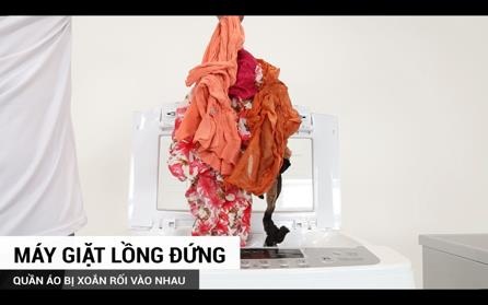 So sánh: Máy giặt lồng đứng và máy giặt lồng ngang - 3 Quần áo sau khi lấy ra khỏi lồng giặt bị xoắn rối vô cùng khó chịu ở máy giặt lồng đứng. Trong khi đó, máy giặt lồng ngang lại cho quần áo rời rạc, không bị xoắn, bện vô cùng dễ chịu.