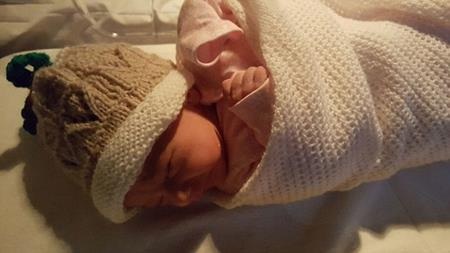 Vừa vật vã sinh con vừa hát Giáng Sinh - 3 Lúc mới ra đời, Ivy chỉ nặng 5 pounds 13 ounces (hơn 2,6 kg)