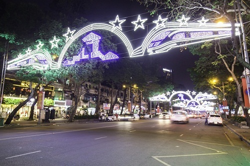 Được biết, công trình đèn đường sử dụng kinh phí từ nguồn xã hội hóa công khai, đa dạng thiết kế, đơn vị chủ trì thực hiện công ty Viễn Đông phối hợp cùng công ty Tiếp thị Vi Na. Đây được xem là bước tiến mới của UBND thành phố góp phần xây dựng thành phố ngày càng xinh đẹp hơn.