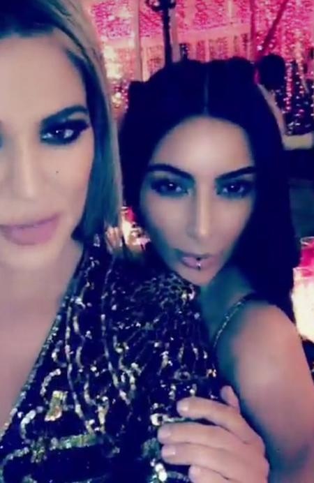 Kanye West khoe ảnh hạnh phúc gia đình, đập tan tin đồn ly hôn - 3 Cô Kim “siêu vòng 3” đã gây “bão” khi không đeo nhẫn cưới