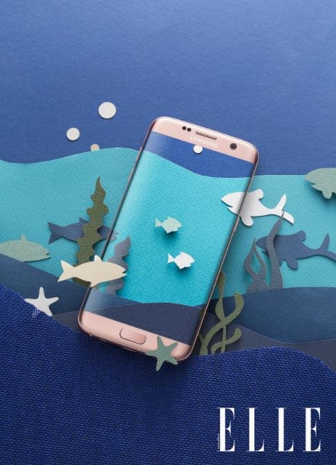 Khi Galaxy S7 edge hóa thân thành "siêu mẫu" ảnh - 3 Giữa đàn cá sinh động và nhiều màu sắc đang bơi lội tung tăng, những “nàng tiên cá” Galaxy S7 edge Hồng vàng thời thượng vẫn tự tin khoe dáng vô cùng nổi bật.