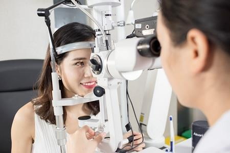 ReLEx SMILE – Giải pháp nhẹ nhàng nâng niu đôi mắt bạn - 3 Tuân thủ các hướng dẫn, chăm sóc mắt sau phẫu thuật bởi các chuyên gia y tế (ảnh minh họa)