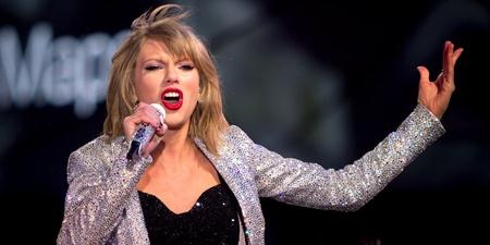 Những ngôi sao quyền lực nhất thế giới năm 2016 - 3 Taylor Swift cũng là một ngôi sao liên tiếp dính phải các lùm xùm đời tư trong năm qua. Tuy vậy, cựu công chúa nhạc đồng quê vẫn luôn là tâm điểm của làng âm nhạc thế giới. Dư âm từ thành công rực rỡ của tour diễn “1989” cùng hàng loạt các hợp đồng quảng cáo béo bở cũng giúp cho Taylor Swift dễ dàng góp mặt trong danh sách những giọng ca có thu nhập “khủng” nhất hành tinh.