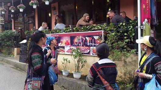 Sa Pa: Chợ tình thành “chợ trời” - 5 Khách phương Tây ngồi ăn uống, dăm bảy người địa phương “chầu chực” là thực cảnh buồn tại Sa Pa.