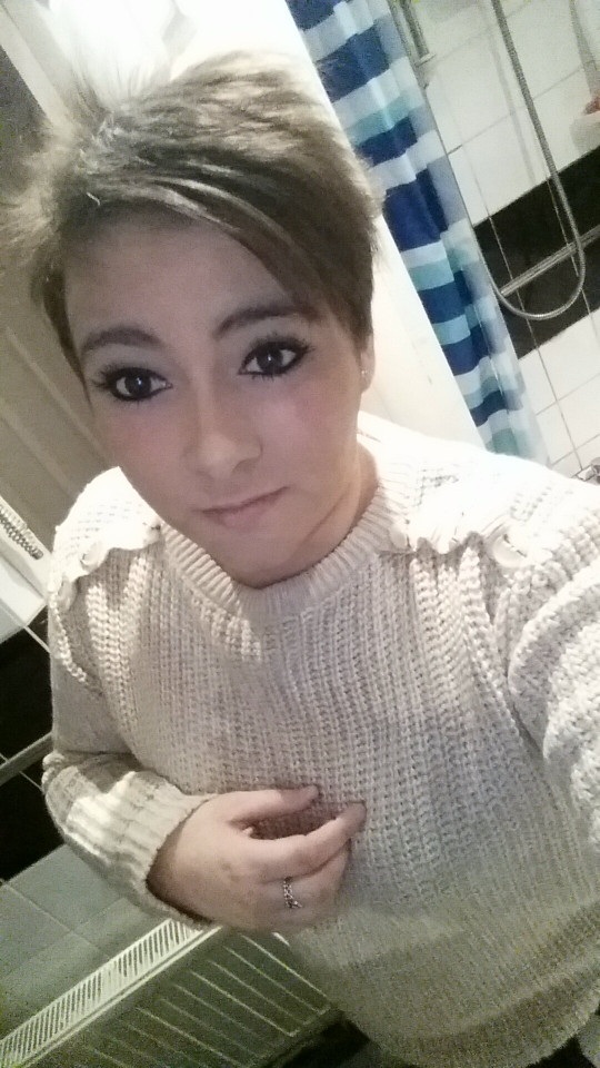 Tóc Ashleigh mọc dày dặn kể từ khi chia tay người yêu