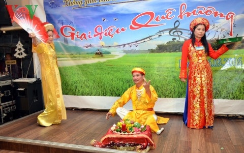Kỷ niệm lần thứ 5 chương trình Không gian Văn hóa Việt tại Berlin - 5 Ca sĩ Quốc Triệu hát văn Chầu đệ nhị.