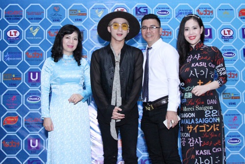 Sơn Tùng, Hương Giang Idol hết mình với “Hành trình kết nối yêu thương”. - 4 Sơn Tùng, Hương Giang Idol hết mình với “Hành trình kết nối yêu thương”. - 4