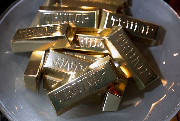 Vàng tăng lên 38 triệu đồng/lượng: Nỗi ám ảnh Donald Trump - 5
Bữa tiệc vàng có những thỏi vàng tên ông