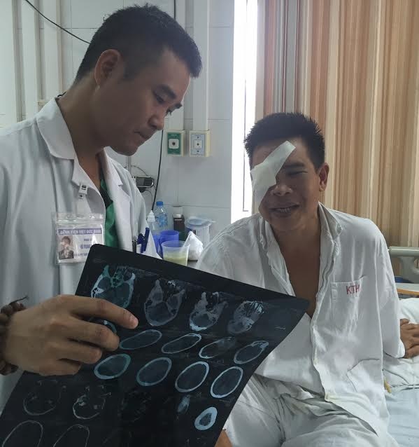 Xuyên đêm cấp cứu bệnh nhân bị đinh vít sắt đâm xuyên mặt - 4 Ths. BS Vũ Trung Trực thăm khám và giải thích cho bệnh nhân về chấn thương vừa xảy ra.