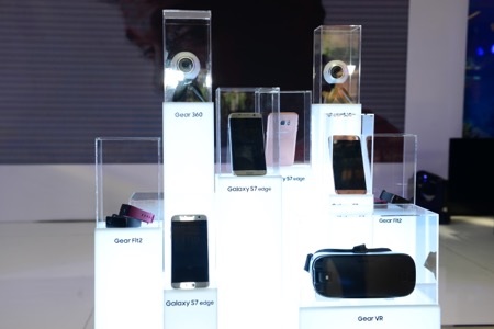 Samsung Gear 360 "xông đất" khu trải nghiệm công nghệ cao Galaxy Studio - 3 Camera Gear 360 chính là mảnh ghép mới nhất, hoàn thiện thêm hệ sinh thái công nghệ Galaxy vượt trội.