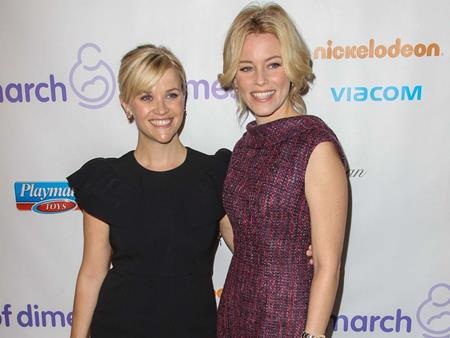 Những ngôi sao “nhỏ nhưng có võ” của làng giải trí thế giới - 4 Dù đã đi giày cao gót, Reese Witherspoon, cao 1m57, trông vẫn “nấm lùn” hơn hẳn khi đứng cạnh người đồng nghiệp Elizabeth Banks, cao 1m65