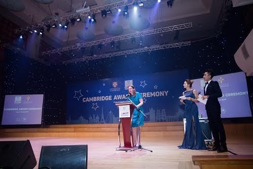 “Khi đạt kết quả này, các em chính thức trở thành một phần của 2 tỷ người nói tiếng Anh trên thế giới. Hãy tự tin vào những gì mà mình đang có bởi con số này gấp đến 20.000 lần dân số Việt Nam”, bà Selena McGuinness - Giám đốc Thương mại và Đầu tư Đại sứ quán Anh tại Việt Nam chia sẻ tại buổi lễ.