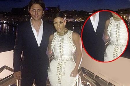 Kim Kardashian, Beyoncé và những thảm họa photoshop có một không hai - 4 Cô Kim “siêu vòng 3” chỉ tập trung chỉnh sửa số đo 3 vòng sao cho thật gợi cảm mà hoàn toàn “bỏ quên” luôn cả phần cánh tay của mình.