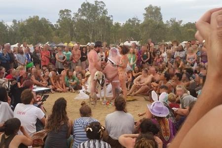 Quá béo không thuê vừa lễ phục, cặp đôi cùng “nude” trong đám cưới - 4 Một số khách mời cũng mạnh dạn khỏa thân để tham dự ngày trọng đại của cặp đôi