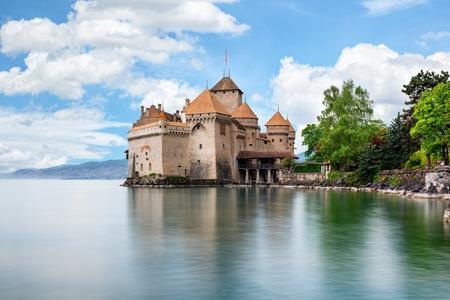 Khi các lâu đài cổ tích Disney bước ra ngoài đời thực - 4 Lâu đài Chillon ở Thụy Sĩ với lối kiến trúc kết hợp hài hòa với đại dương chính là điểm dừng chân lý tưởng nhất cho nàng tiên cá nếu nhân vật đáng yêu này muốn bước ra ngoài đời thực
