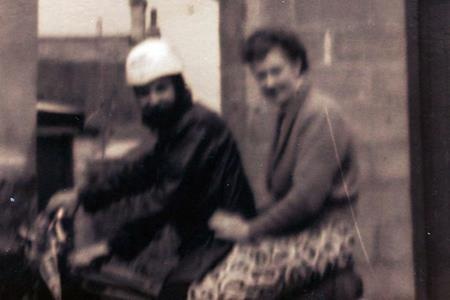 Hai ông bà từng cùng nhau trải qua hành trình 600 dặm (gần 1000km) trên chiếc xe này