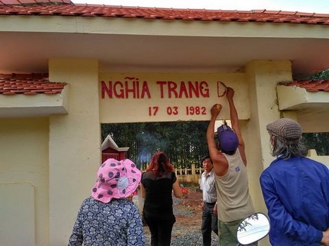 Những ngôi mộ mồ côi sau tai nạn bí ẩn nhất ngành Đường sắt - 4 Sơn lại những dòng chữ bị mờ theo năm tháng. Ảnh: Trần Cẩm