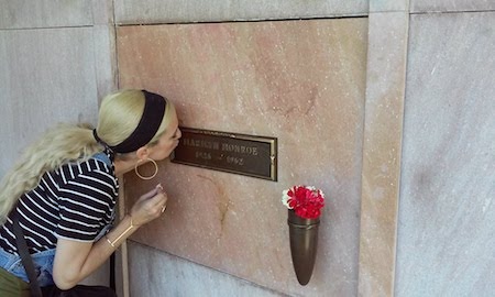 Bia mộ của Marilyn Monroe được đem bán đấu giá - 4 Marilyn Monroe vẫn luôn được các fan tưởng nhớ