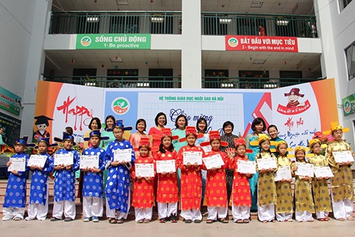 
15 thí sinh xuất sắc nhất Hội thi Trạng Nguyên nhỏ tuổi cùng chụp ảnh lưu niệm với các thầy cô giáo
