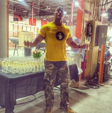 Khi các sao cực nhắng nhít trên phim trường - 5 Dwayne “The Rock” Johnson tự tin khoe hình thể rắn rỏi trên phim trường “Central intelligence”