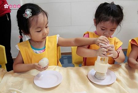 Ba mẹ áp dụng phương pháp giáo dục Montessori tại nhà thế nào? - 4 Ba mẹ áp dụng phương pháp giáo dục Montessori tại nhà thế nào? - 4