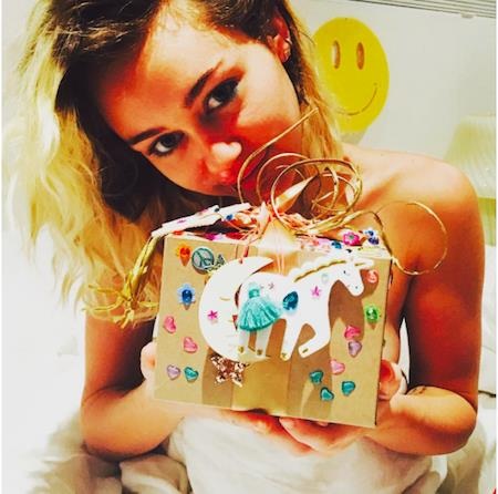 Miley Cyrus mừng rơn vì được bạn trai tặng nhẫn “khủng” - 4 Liam đã đặc biệt gửi một lời chúc sinh nhật đến bạn gái