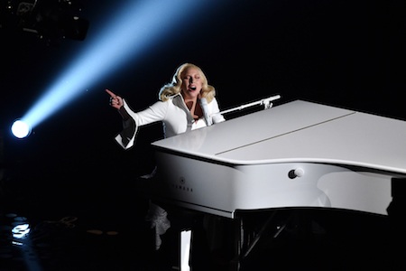 Lady Gaga từng bị chấn thương tâm lý - 4 Nữ ca sĩ xúc động trình diễn tại lễ trao giải Oscar 2016