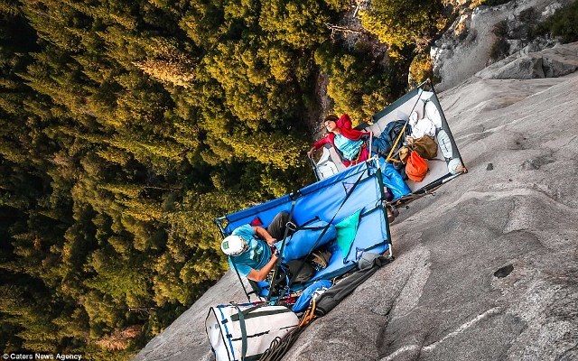Cắm trại cheo leo trên vách đá: Cơn ác mộng của những người sợ độ cao - 4 Cắm trại cheo leo trên vách đá: Cơn ác mộng của những người sợ độ cao - 4