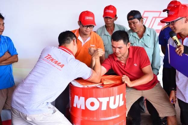 Hà Nội - Trạm cuối của hành trình trải nghiệm sự khác biệt của dầu nhớt cao cấp Motul Tekma - 4 Trò chơi “Đô vật Tekma” thu hút với giải thưởng hấp dẫn là 1 thùng Tekma 18L.