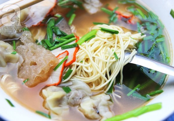Đi canh giờ, xếp hàng chờ ghế: Quán ăn 'không nhanh hết phần' - 7
Tô mỳ vằn thắn ai nhìn cũng muốn ăn.