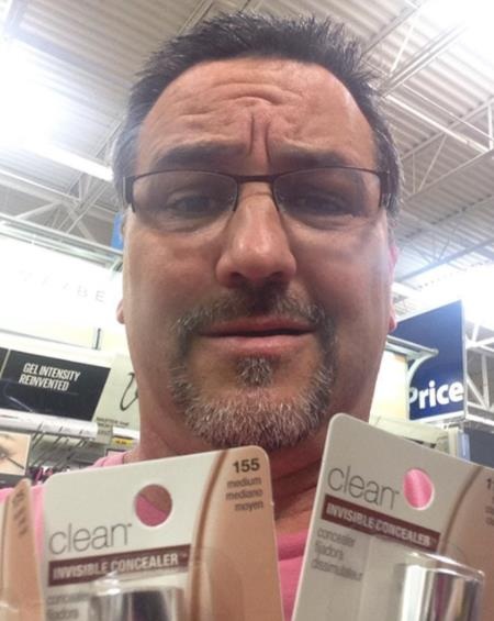 Chùm ảnh chứng minh làm cha thật khó - 4 Được con gái nhờ đi mua đồ trang điểm mà chẳng biết chọn loại nào cho phù hợp