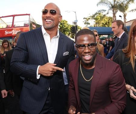 Những ngôi sao “rực sáng” trong năm 2016 - 4 Dwayne Johnson và Kevin Hart đã có một màn “tung hứng” vô cùng hoàn hảo trong dự án điện ảnh hài “Central intelligence” và ở ngoài đời, hai ngôi sao cũng là những chiến hữu thân thiết của nhau. Sang năm 2017, Dwayne và Kevin sẽ lại tiếp tục “song kiếm hợp bích” trong dự án mới mang tên “Jumanji”.