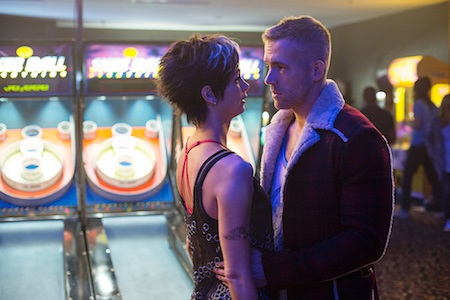 Những nụ hôn ngọt ngào “đốt cháy” màn bạc trong năm 2016 - 4 Trong phim “Deadpool”, Ryan Reynolds cùng Morena Baccarin đã có vô vàn cảnh quay nóng bỏng với nhau và lẽ dĩ nhiên, trong số đó có không ít cảnh khoá môi nồng cháy