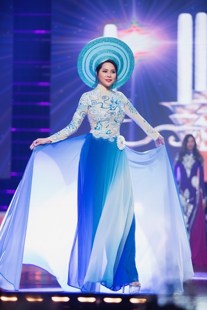 Jasmine Le thắng lớn tại 'Hoa hậu Người Việt Thế giới 2017' - 4 Trong tà áo dài truyền thống, Jasmine Le thật duyên dáng, lộng lẫy và nổi bật trên sân khấu.