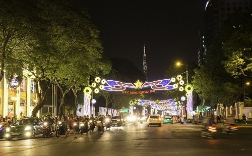 Tuyến đại lộ Lê Duẩn từ Thảo Cầm Viên Sài Gòn đến Dinh Thống Nhất được trang trí đèn màu vô cùng ấn tượng và lộng lẫy với hình ảnh sao vàng sáng rực.