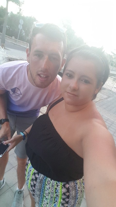 Hiện tại cô gái 22 tuổi đang cực kì hạnh phúc bên vị hôn phu John Robinson