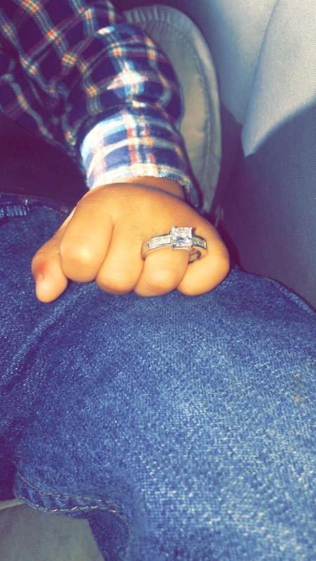 Cậu bé 2 tuổi giúp bố cầu hôn mẹ - 5 Cặp đôi cho con trai đeo thử nhẫn cưới