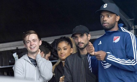 Ca sỹ trẻ tình tứ bên bạn trai - 5 Khi Mac Miller lên sân khấu biểu diễn, Ariana hết sức chăm chú theo dõi