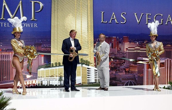 Vàng tăng lên 38 triệu đồng/lượng: Nỗi ám ảnh Donald Trump - 6
Cô gái mặc áo biểu tượng vàng nhân dịp ra mắt một dự án