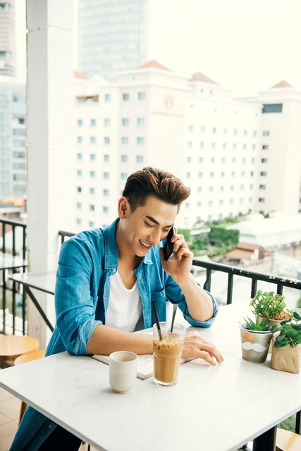 “Thái tử” Isaac nói gì về 4 người bạn “không thể thiếu trong đời” - 5 Isaac và Galaxy J7 Prime “đẹp đôi” khi đứng cạnh nhau với vẻ ngoài lịch lãm và sang trọng cùng kính cường lực 2.5D Gorilla Glass 4 cao cấp, đồng thời có khẩu độ f/1.9 lớn nhất trong phân khúc tầm trung, để chàng có thể làm chủ bóng tối.